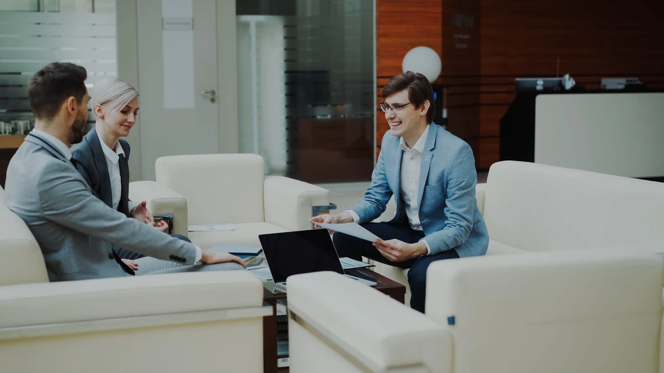 HR обсуждает документы с коллегой